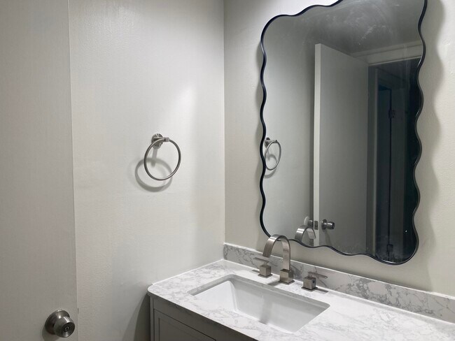 Building Photo - 1607 16th Ln