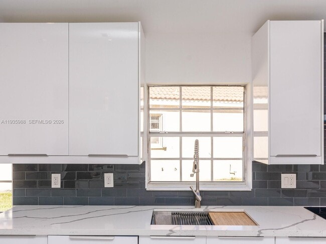 Building Photo - 381 Cameron Dr