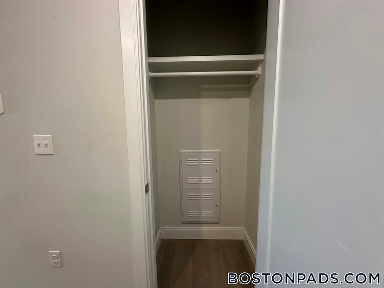 Building Photo - 152 Liverpool St