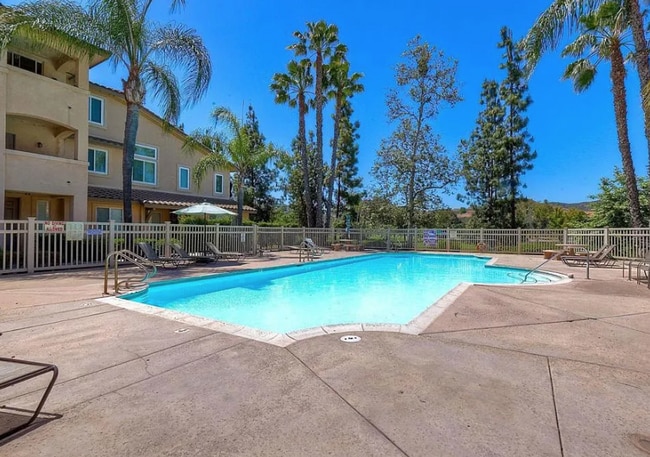 Building Photo - Three Story Townhome Overlooking Singing H...