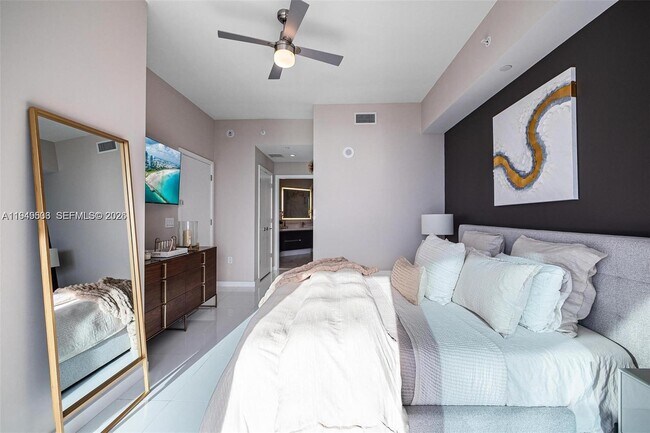 Building Photo - 851 NE 1st Ave