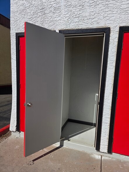 Building Photo - 1749 E Pepper Cir