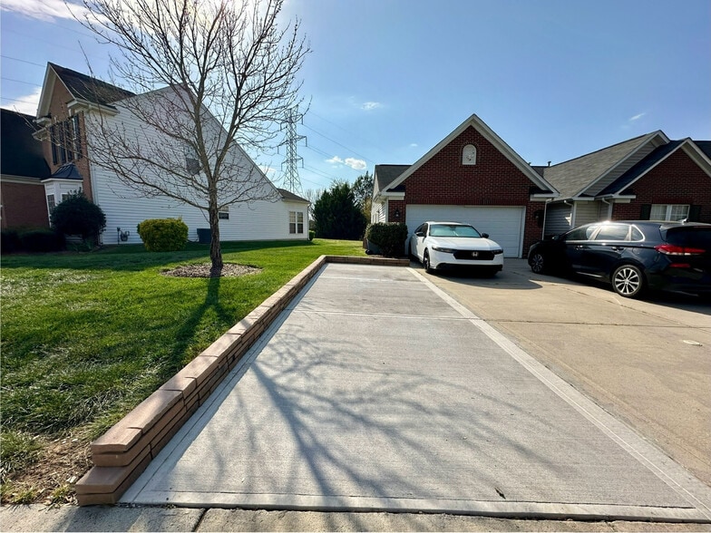 Building Photo - Room in House on Sunburst Ln