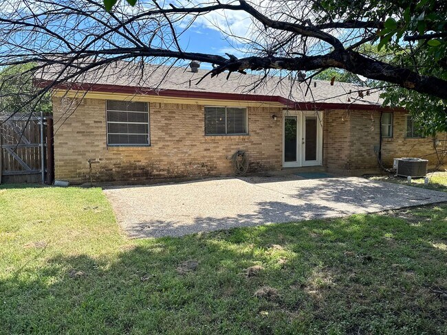 Building Photo - 3 Bedroom / 2 Bath / 2 Car Garage
