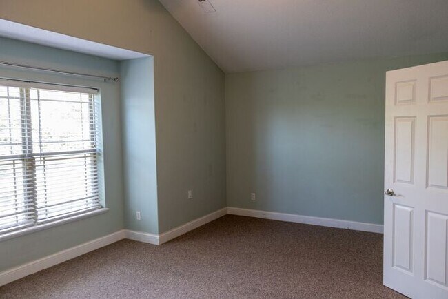 Building Photo - $2,400 | 3 Bedroom, 3.5 Bathroom Multi Flo...