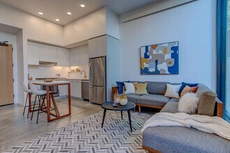 Building Photo - Luxury Studio near Salt and Straw! Only $1295!!