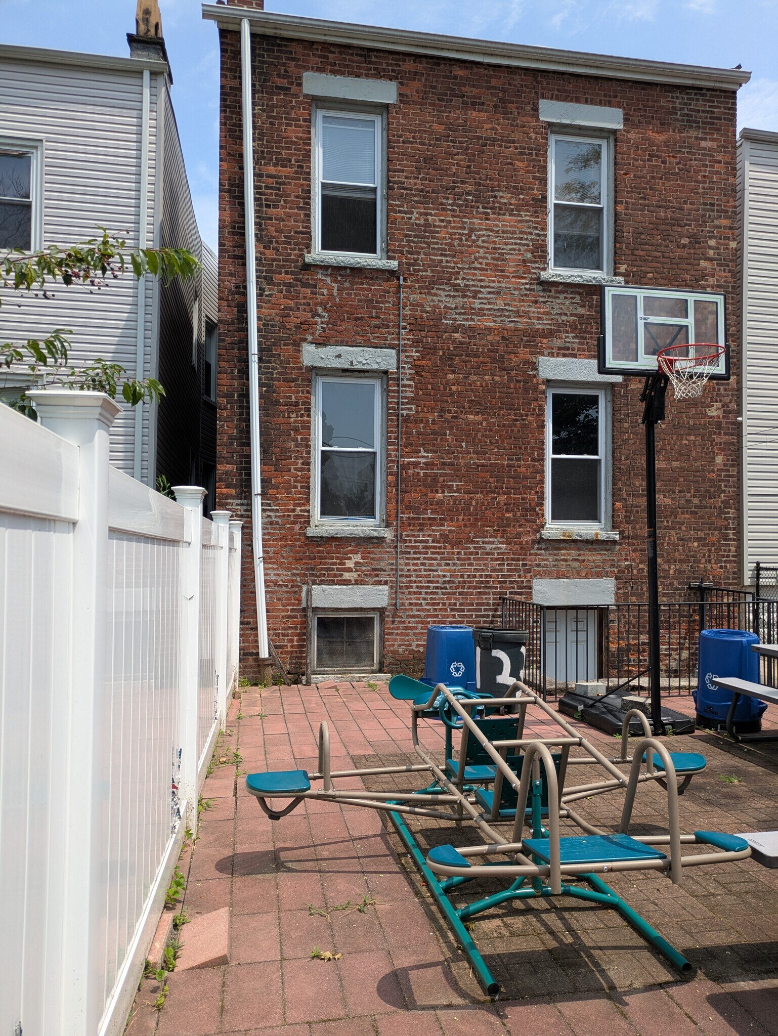 Building Photo - 231 Bayview Ave