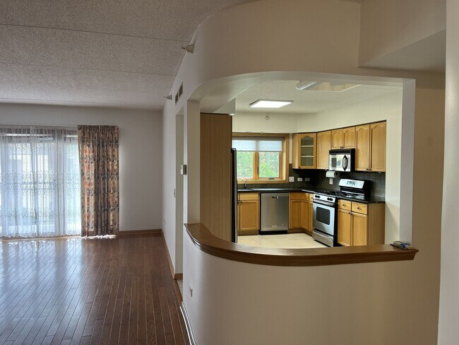 Building Photo - 650 S River Rd