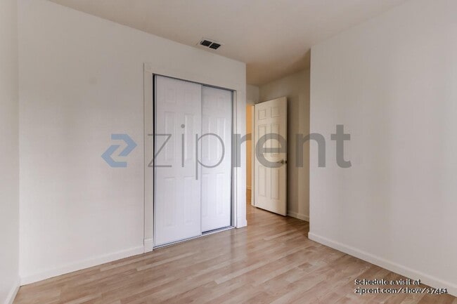 Building Photo - Unit