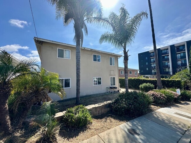 Building Photo - Available Now--3 bedroom 1 bath apartment walking distance to USD campus