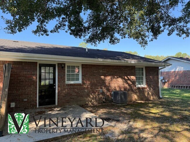 Building Photo - 17 Paige St