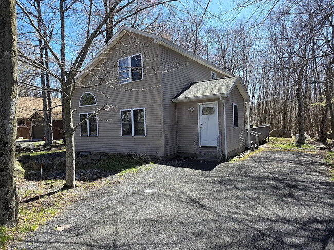 Building Photo - Spacious 4-bedroom, 2-bathroom contemporary home is available for rent