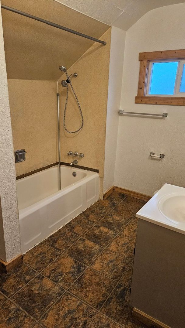 Building Photo - Duplex downtown CDA