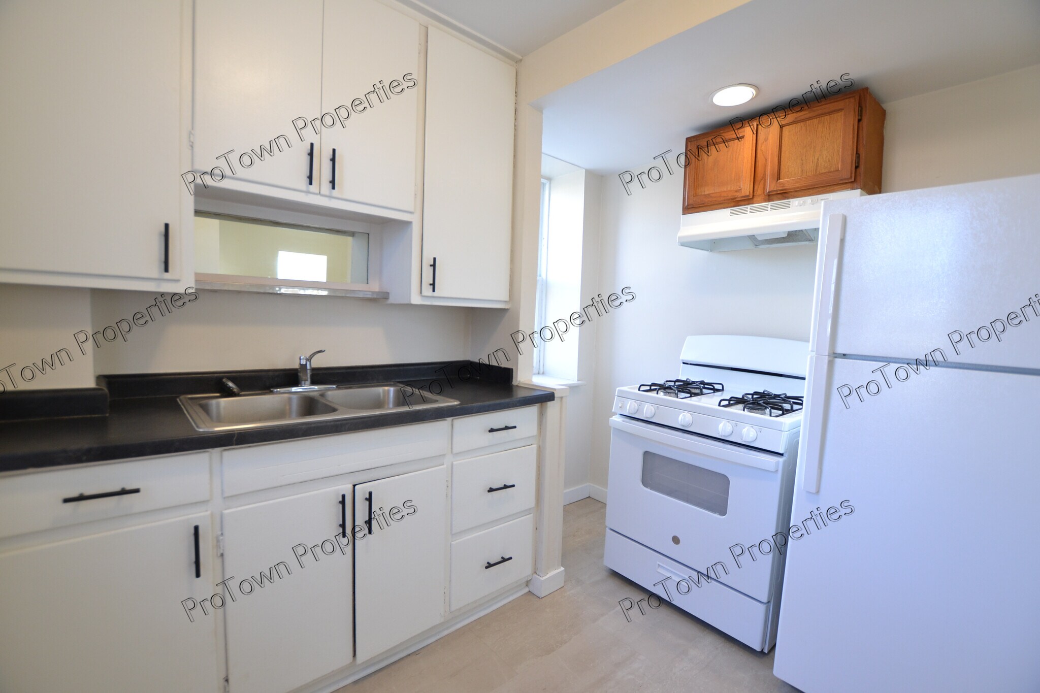 Building Photo - 811 N Center St