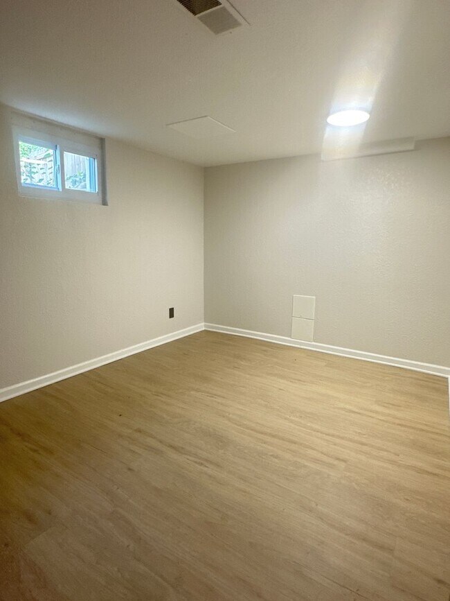 Building Photo - Corner Lot 2 bed 2 bath w 1 car Garage!