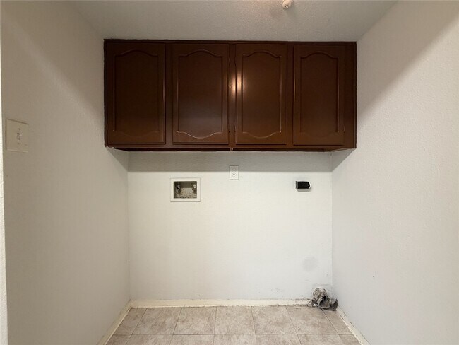 Building Photo - 7841 Green Lawn Dr
