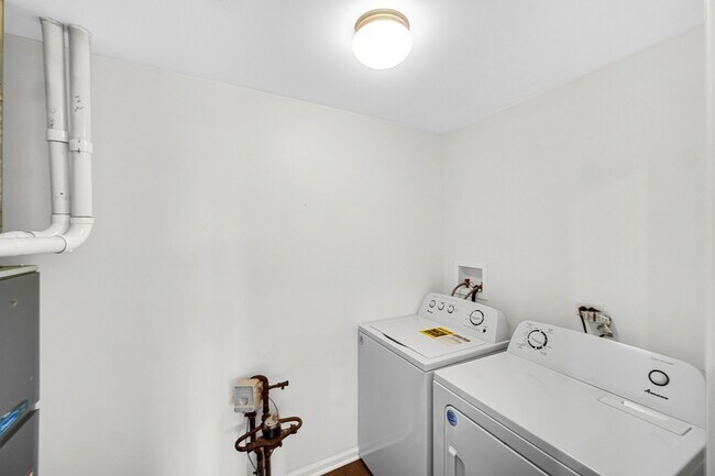 Building Photo - 2325 Summerlin Dr