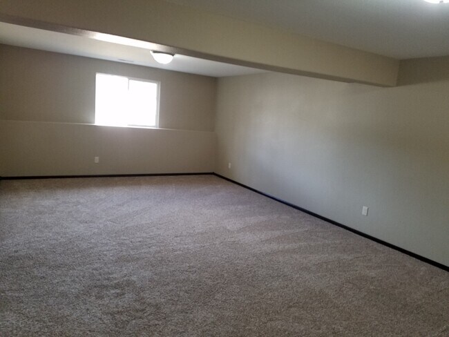 Building Photo - BEAUTIFUL 4 BEDROOM | 3 BATH | TOWNHOME | GARAGE | WEST SIDE