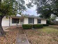 Building Photo - Cute McGregor 3 Bed