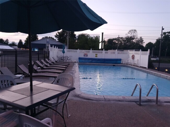 Building Photo - 3107 W Lake Rd