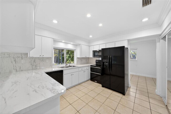 Building Photo - 10142 SW 79th Ave