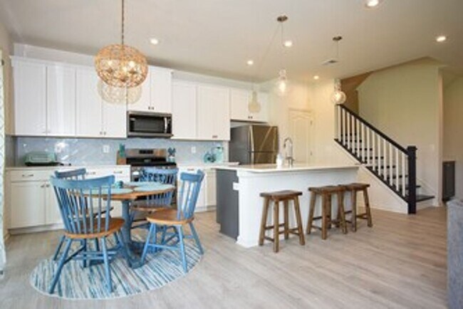 Building Photo - Yearly Rental in Bishop’s Landing – Furnis...