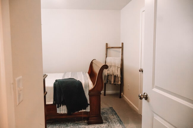 Building Photo - 228 Lockwood Way E