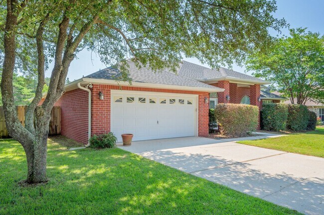 Building Photo - Spacious Home in Navarre!