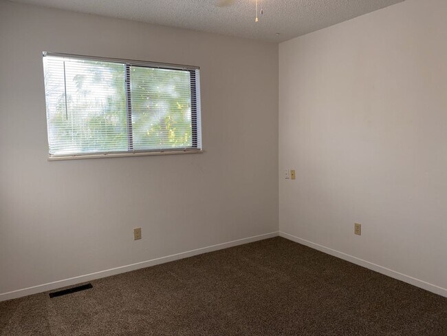Building Photo - Start a Lease by 12/1 and Receive a $500 R...