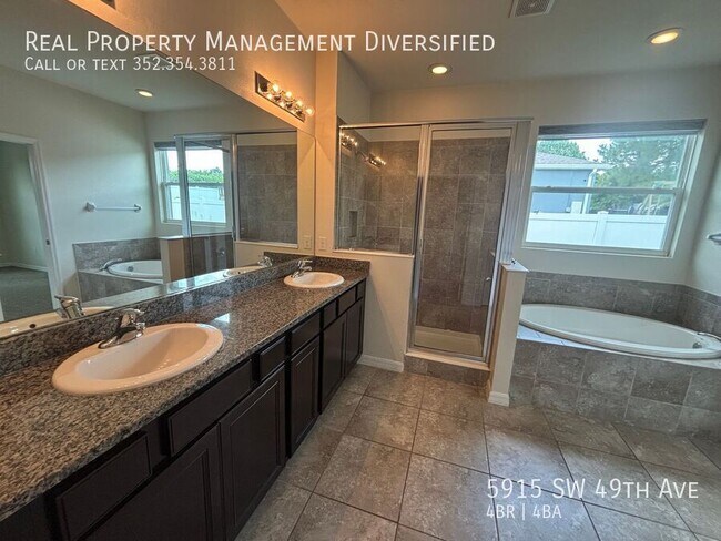 Building Photo - 5915 SW 49th Ave