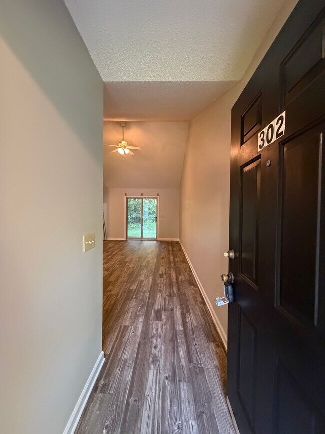 Building Photo - 302 Admiral's Walk Dr