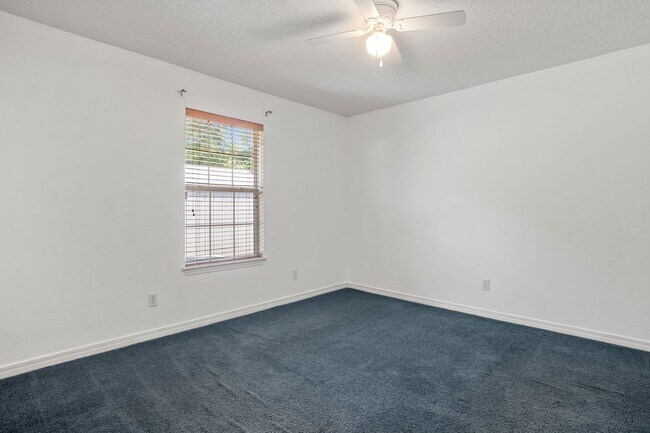 Building Photo - 5841 Last Big Tree Ln