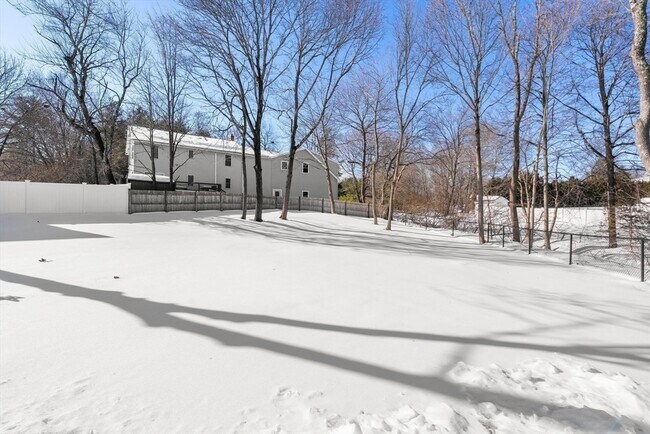 Building Photo - 1104 Pleasant St