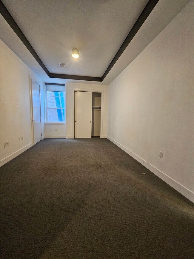 Building Photo - Congress Park High Rise Living! Huge Main Floor 2 Bed 2 Bath