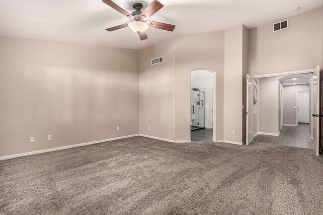 Building Photo - 3-bedroom plus bonus room with 3-car garag...