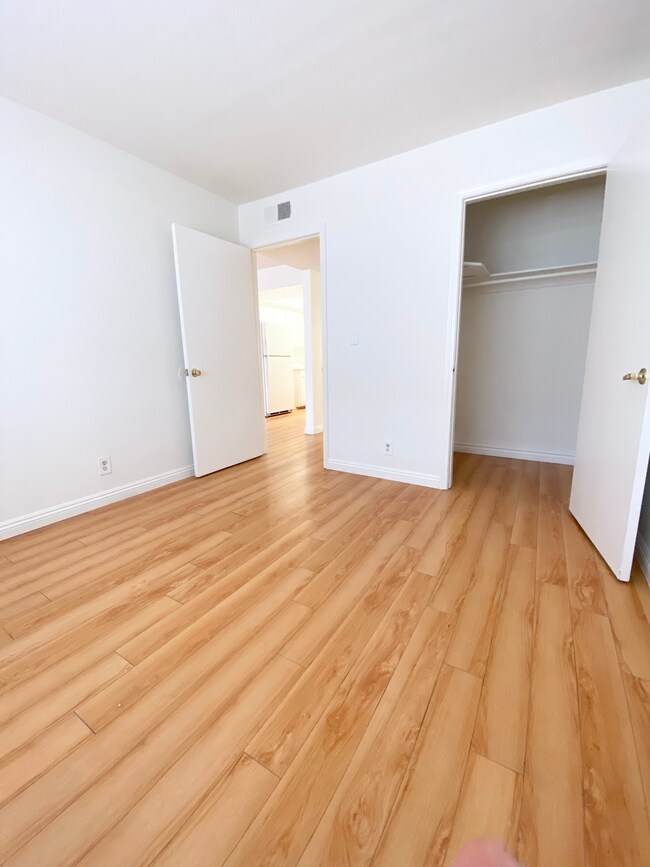 Second bedroom w/walk-in closet - 158 N Normandie Ave
