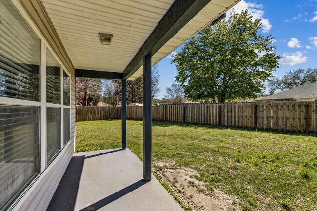Building Photo - Charming 3-Bedroom Home with Fenced Yard