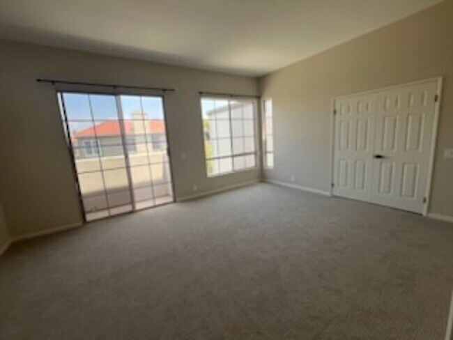 Building Photo - Luxurious Townhouse Located in the exclusi...