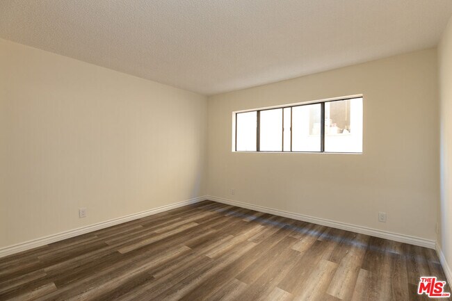 Building Photo - 1033 6th St