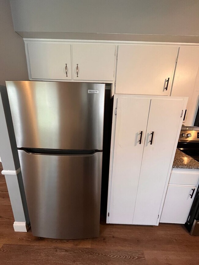 Building Photo - Upgraded 3 bed 2 bath large backyard
