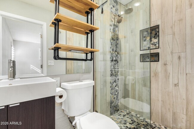 Building Photo - 429 W Flower St