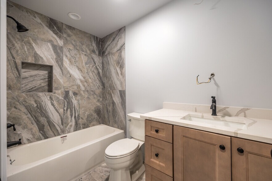 Building Photo - 3708 N Sawyer Ave