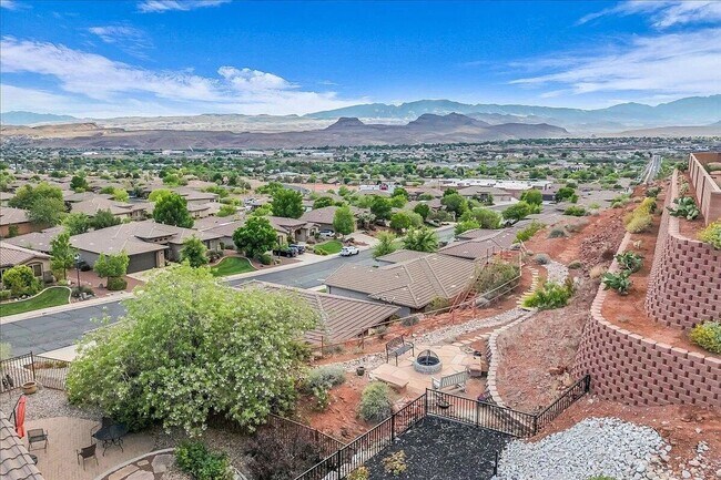 Building Photo - Single Level 3 Bedroom Home with Red Rock ...