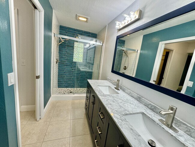 Building Photo - 5580 Cynthia Ln