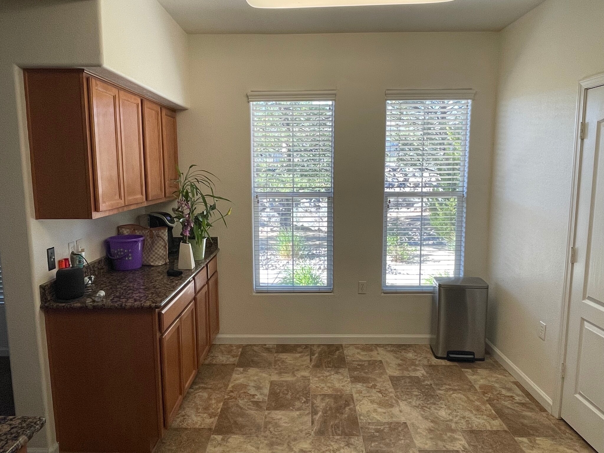 Kitchen eating area - 17000 Wedge Pky