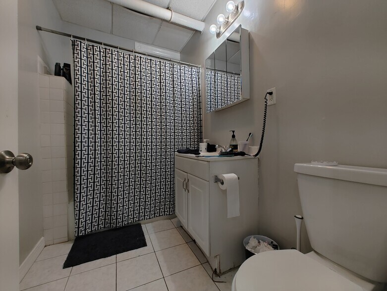 Building Photo - 466 Park Dr