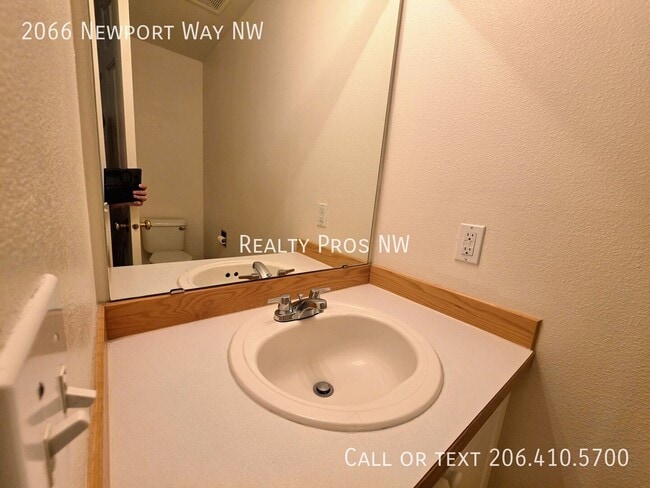 Building Photo - 2066 Newport Way NW