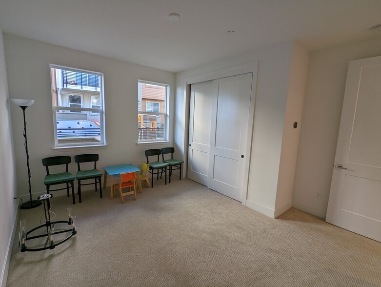 Building Photo - 3328 Flash Cmn