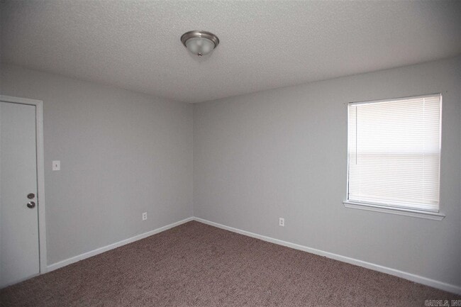 Building Photo - 302 Bellevue Cir