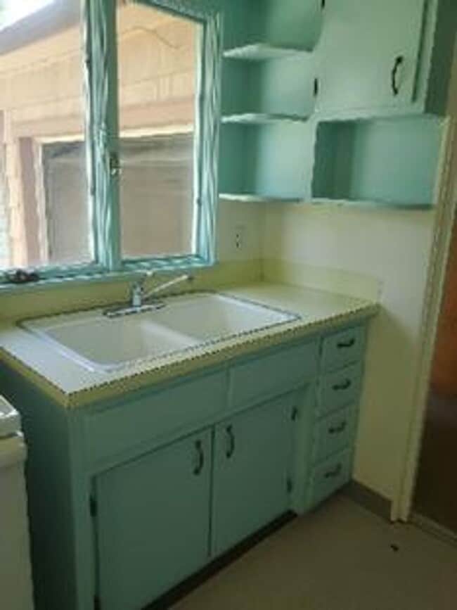 Building Photo - STUDENTS WELCOME! 4 Bed 2 Bath House 1 Block North of CSU